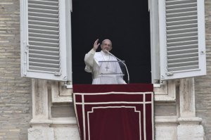 El Papa pide a líderes religiosos que rechacen locura homicida del terrorismo