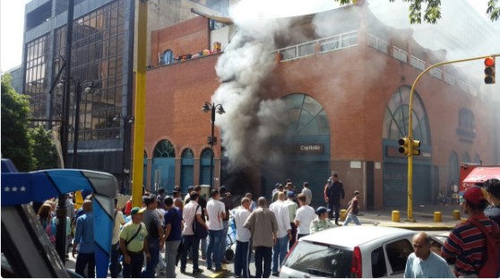 Reportan incendio en tanquilla de electricidad en Capitolio (Videos)