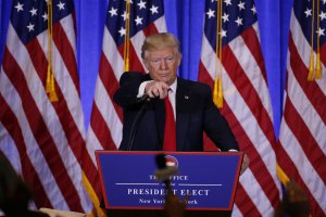 Trump analiza prohibir el acceso de la prensa a la Casa Blanca