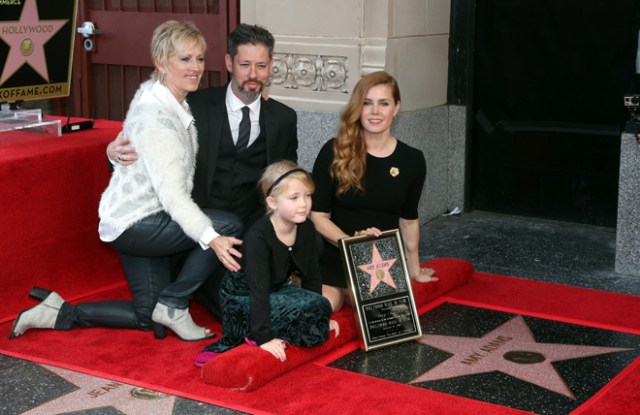 La actriz estadounidense Amy Adams recibe estrella en el Paseo de la Fama de Hollywood