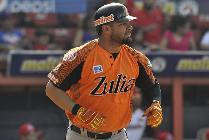 El receptor Jesús Flores se alza con el premio al Regreso del Año en la LVBP