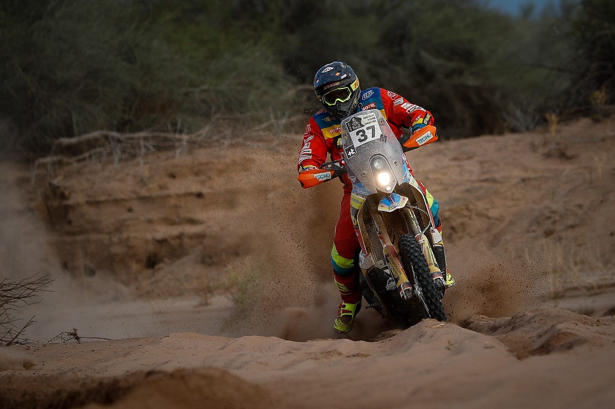 Nicolás Cardona remonta al segundo puesto del Dakar en clase Marathon