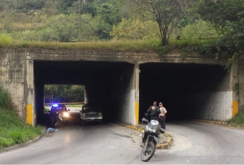 Hallaron cadáver maniatado en la salida de Parque Caiza