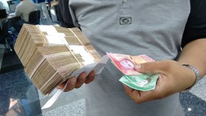 La reacción de los venezolanos ante aparición de los nuevos billetes (FOTOS)