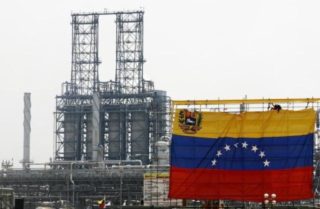 Imagen de archivo del terminal de Jose en Barcelona, Venezuela, mayo 1, 2007. Los despachos desde uno de los tres muelles del terminal de Jose, el principal puerto exportador de petróleo de Venezuela, fueron detenidos por un derrame de crudo ocurrido mientras era cargado un tanquero que iba a India, informaron el martes a Reuters fuentes sindicales y agentes navieros.  REUTERS/Jorge Silva (VENEZUELA)