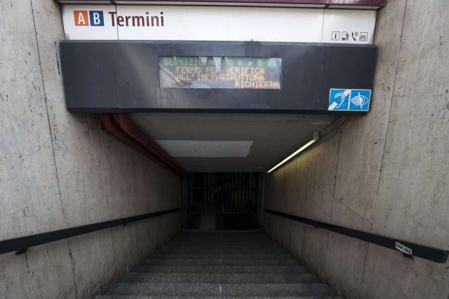 ROM02 ROMA (ITALIA) 18/01/2017.- Vista de la entrada de una estación de metro de Roma tras registrarse un terremoto de 5.6 de magnitud en Roma (Italia) hoy, 18 de enero de 2017. Otro terremoto de 5.4 de magnitud golpeó el centro del país a las 11.14 hora local, mientras que un tercero de 5.3 se registró a las 11.26 hora local. El metro y las escuelas de Roma han sido evacuadas. EFE/Massimo Percossi