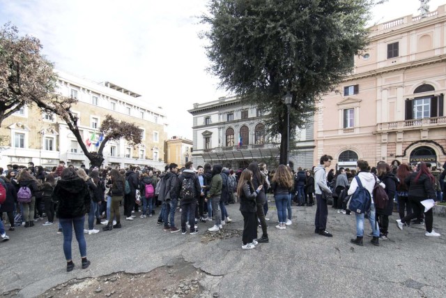 ROM04 ROMA (ITALIA) 18/01/2017.- Estudiantes y profesores permanecen en los alrededores del colegio Machiavelli tras registrarse un terremoto de 5.6 de magnitud en Roma (Italia) hoy, 18 de enero de 2017. Otro terremoto de 5.4 de magnitud golpeó el centro del país a las 11.14 hora local, mientras que un tercero de 5.3 se registró a las 11.26 hora local. El metro y las escuelas de Roma han sido evacuadas. EFE/Massimo Percossi