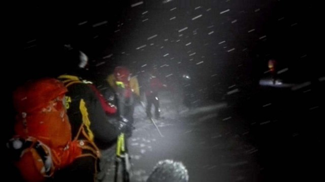 IT01 FARINDOLA (ITALIA) 19/1/2017 Fotografía facilitada a primera hora de hoy, 19 de enero de 2017, por los equipos de rescate de montaña de los primeros efectivos dirigiéndose al hotel Rigopiano, alcanzado por una avalancha previsiblemente producida por alguno de los cuatro terremotos de magnitud superior a los 5 grados registrados en el centro de Italia. Unas 30 personas se encuentran atrapadas en el hotel situado en la localidad de Farindola, en la región de los Abruzos. EFE/HO USO EDITORIAL NO VENTAS