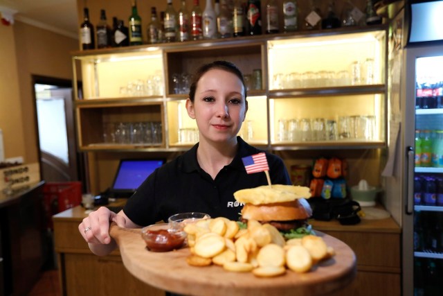 ESL01 SEVNICA (ESLOVENIA), 18/01/2017.- Una cocinera enseña un plato típico estadounidense en el restaurante Rondo en el centro de Sevnica, Eslovenia, hoy 18 de enero de 2017. La esposa del presidente electo de EE.UU. Donald Trump, Melania Trump nació en la localidad de Sevnica. Dos días antes de la investidura de Donald Trump los comercios locales de Sevnica ofrecen productos en referencia a Melania. EFE/Antonio Bat