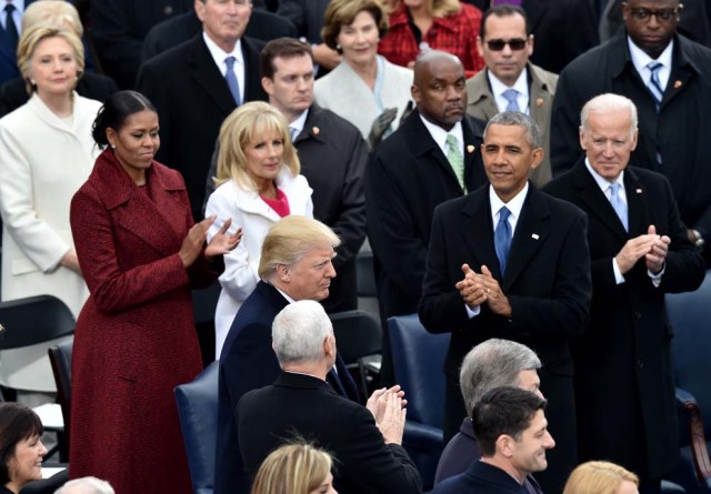 President-electDonald Trump(C) arrives on the platform of the US Capitol in Washington, DC, on January 20, 2017, before his swearing-in ceremony to be the 45th president of the US. / AFP PHOTO / Paul J. Richards