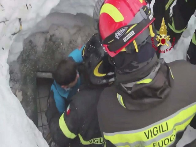 Firefighters rescue a survivor from Hotel Rigopiano in Farindola, central Italy, which was hit by an avalanche, in this handout picture released on January 20, 2017 by Italy's Fire Fighters. Vigili del Fuoco/Handout via REUTERS ATTENTION EDITORS - THIS IMAGE WAS PROVIDED BY A THIRD PARTY. EDITORIAL USE ONLY.