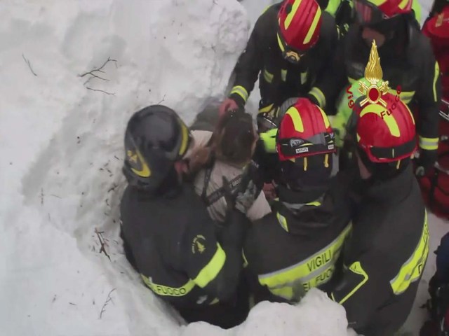 Firefighters rescue a survivor from Hotel Rigopiano in Farindola, central Italy, which was by an avalanche, in this handout picture released on January 20, 2017 by Italy's Fire Fighters. Vigili del Fuoco/Handout via REUTERS ATTENTION EDITORS - THIS IMAGE WAS PROVIDED BY A THIRD PARTY. EDITORIAL USE ONLY.