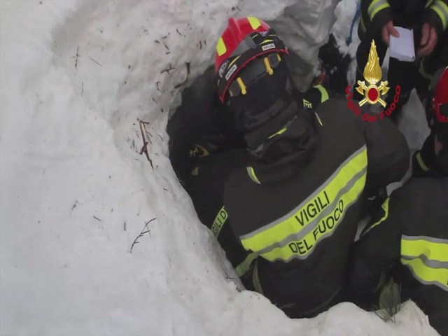 Firefighters rescue a survivor from Hotel Rigopiano in Farindola, central Italy, which was hit by an avalanche, in this handout picture released on January 20, 2017 by Italy's Fire Fighters. Vigili del Fuoco/Handout via REUTERS ATTENTION EDITORS - THIS IMAGE WAS PROVIDED BY A THIRD PARTY. EDITORIAL USE ONLY.