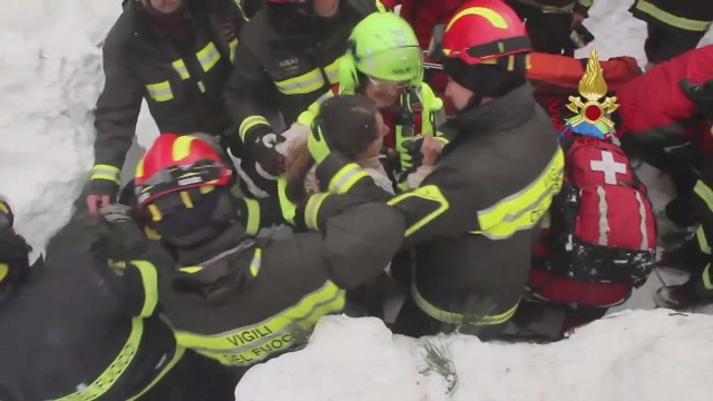 Firefighters rescue a survivor from Hotel Rigopiano in Farindola, central Italy, hit by an avalanche, in this handout picture released on January 20, 2017 provided by Italy's Fire Fighters. Vigili del Fuoco/Handout via REUTERS ATTENTION EDITORS - THIS IMAGE WAS PROVIDED BY A THIRD PARTY. EDITORIAL USE ONLY.