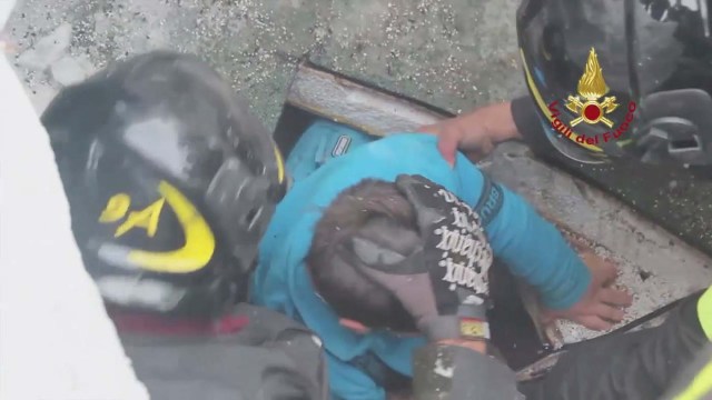 Firefighters rescue a survivor from Hotel Rigopiano in Farindola, central Italy, hit by an avalanche, in this handout picture released on January 20, 2017 provided by Italy's Fire Fighters. Vigili del Fuoco/Handout via REUTERS ATTENTION EDITORS - THIS IMAGE WAS PROVIDED BY A THIRD PARTY. EDITORIAL USE ONLY.