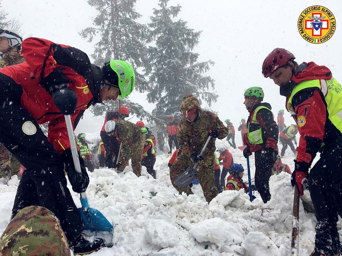 Carrera contrarreloj para hallar a 23 sepultados por alud en Italia