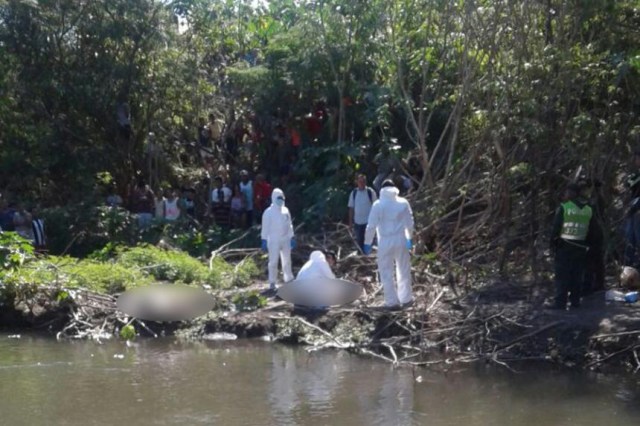 Los funcionarios policiales realizaron el levantamiento de los cadáveres. | Foto Cortesía. El Heraldo José Puente.