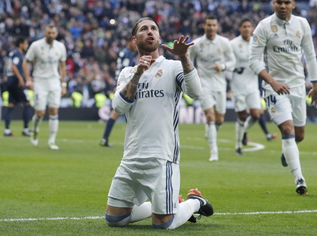 GRA243. Madrid (Spain), 21/01/2017.- Real Madrid's defender Sergio Ramos celebrates after scoring the team's first goal against Malaga during their Spanish Primera Division league match at Santiago Bernabeu stadium, in Madrid, Spain, 21 January 2017. (España) EFE/EPA/ANGEL DIAZ