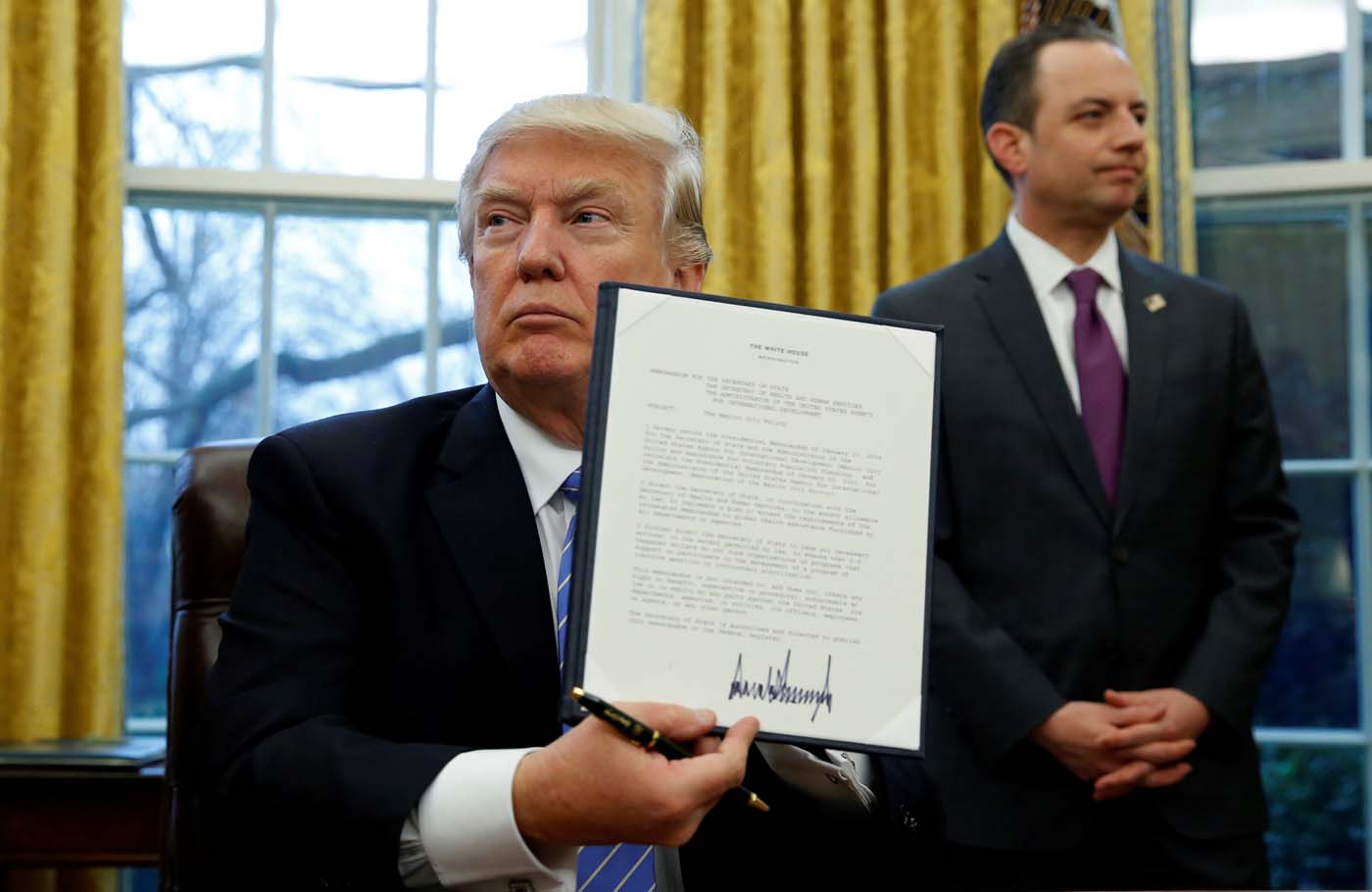 Trump firma decreto para retirar a EEUU del acuerdo Transpacífico