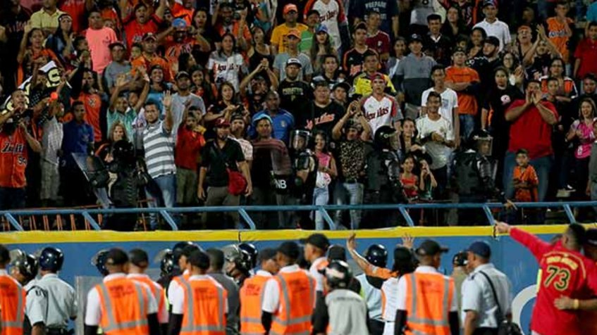 Suspenden juego entre Águilas y Cardenales por incidentes violentos (Video)