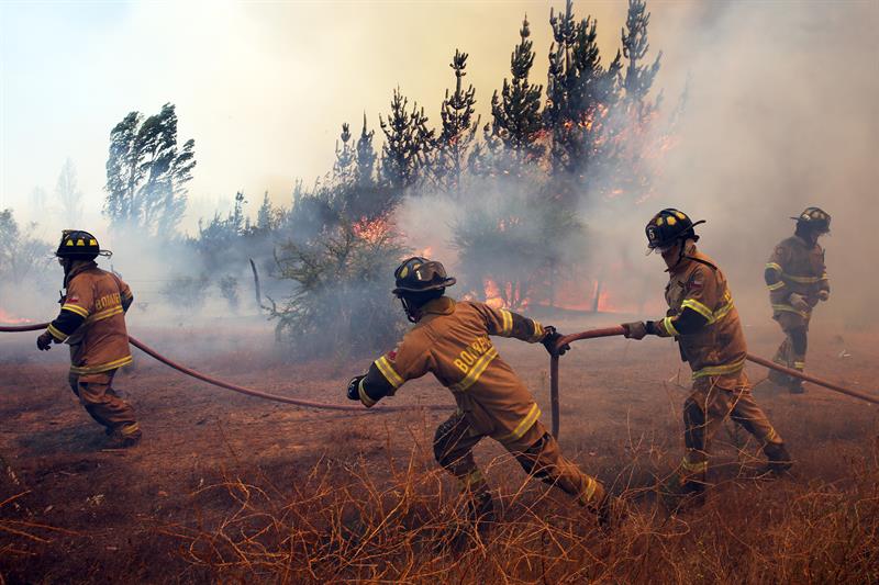 Militares españoles se alistan para combatir el fuego en el sur de Chile