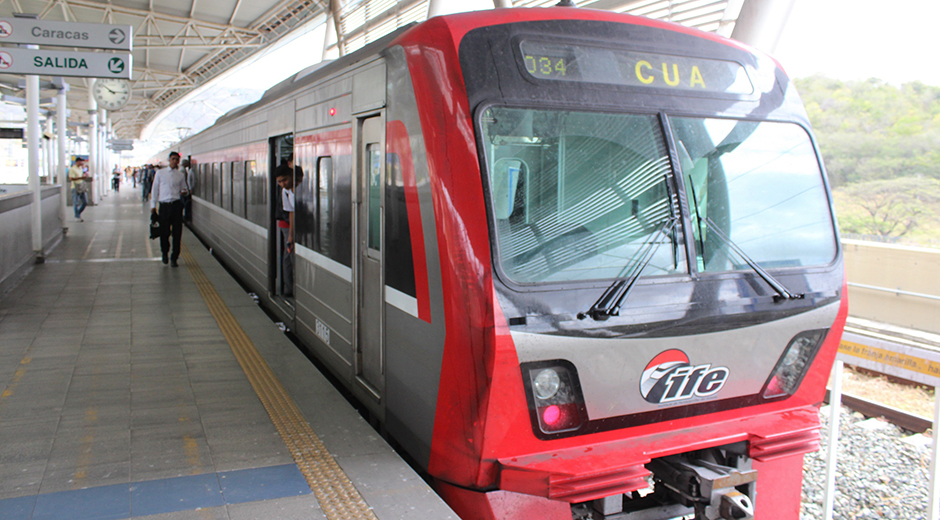 Aglomeración y protesta provocaron usuarios del Ferrocarril del Tuy por medidas ante el coronavirus (Foto)