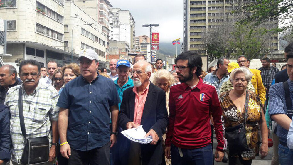 Pensionados exigieron pago del bono de alimentación en el ministerio de Finanzas