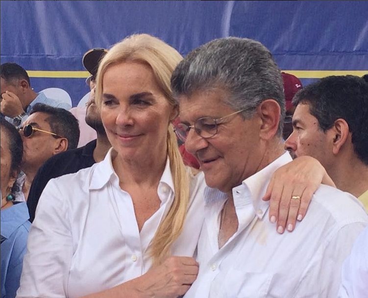 La tierna fotografía de Ramos Allup cocinándole a su esposa