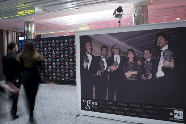 GRA282. MADRID, 04/02/2017.- Varias personas pasan ante las fotografías de la Agencia EFE que se exponen en el Marriott Auditorium Hotel de Madrid donde hoy se celebra la ceremonia de entrega de la XXXI edición de los Premios Goya del cine español. EFE/Luca Piergiovanni