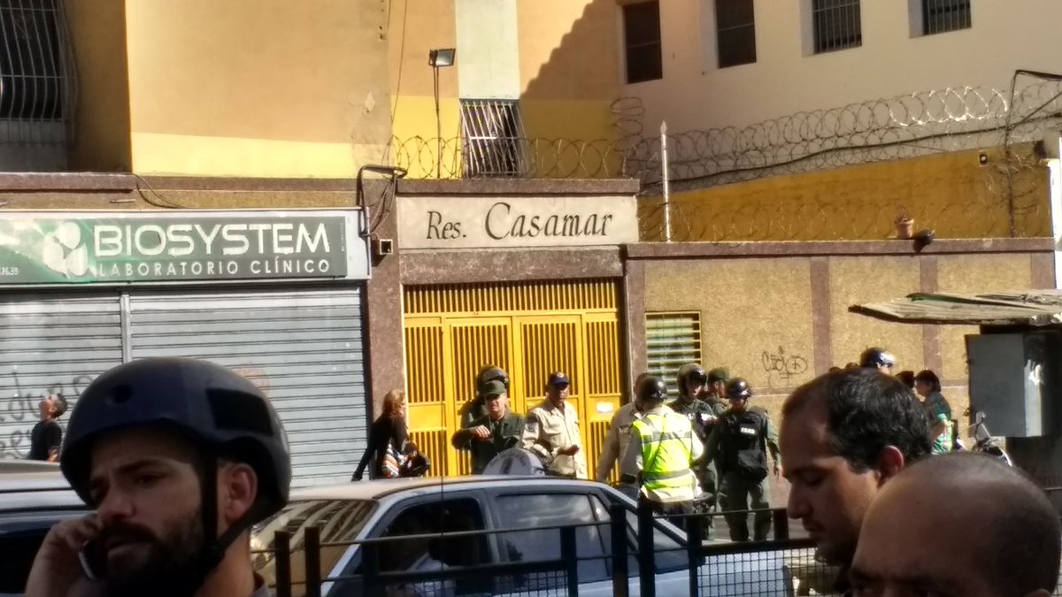 Funcionarios policiales y civiles armados impiden la marcha por la salud #7F (Fotos)