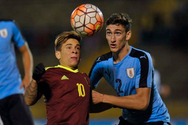 Uruguay's player Santiago Bueno (R) vies for the ball with Venezuela's player Yeferson Soteldo during their South American Championship U-20 football match in the Olimpico stadium Atahualpa in Quito, Ecuador on February 8, 2017. / AFP PHOTO / JUAN CEVALLOS