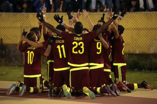 Venezuela's footballers celebrate after scoring against Uruguay during their South American Championship U-20 football match in the Atahualpa stadium in Quito on February 8, 2017. / AFP PHOTO / JUAN CEVALLOS