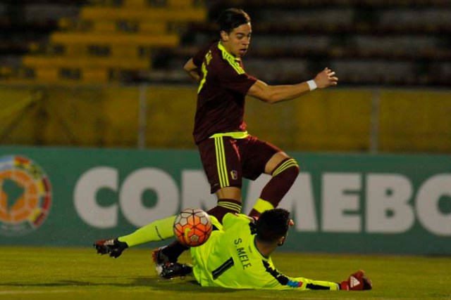 Uruguay's goalie Santiago Mele vies for the ball with Venezuela's player Ronaldo Chacon during their South American Championship U-20 football match in the Atahualpa stadium in Quito on February 8, 2017. / AFP PHOTO / JUAN CEVALLOS