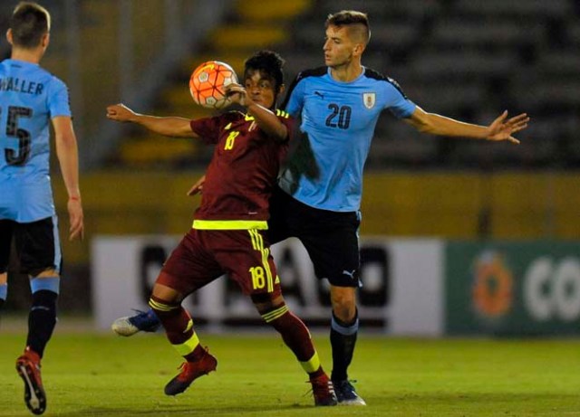 Uruguay's player Rodrigo Bentancur (R) vies for the ball with Venezuela's player Luis Ruiz (C) during their South American Championship U-20 football match in the Olimpico stadium Atahualpa in Quito, Ecuador on February 8, 2017. / AFP PHOTO / JUAN CEVALLOS