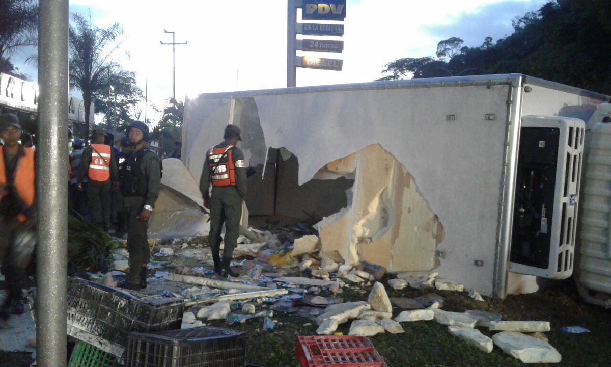 Camión se volcó en la Regional del Centro y es saqueado (Fotos + video)