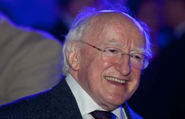 Presidente de Irlanda, Michael Higgins: mesero El actual presidente de Irlanda puede que sea rico y exitoso hoy en día pero no siempre fue de esa manera. Higgins nació en una familia de escasos recursos, se mudaron a Inglaterra y ahí trabajó como mesero de vino para ahorrar e ir a la universidad. Años más adelante, Higgins tuvo una carrera como poeta y escritor de no ficción. Ha publicado cuatro colecciones de poesía desde 1990.