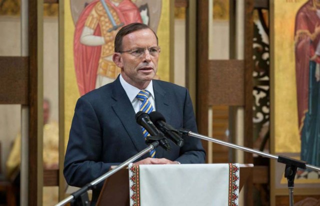 Primer ministro de Australia, Tony Abbot: entrenador de sacerdotes Quizás no te sorprenda que Abbott, un campeón del partido conservativo haya liderado los entrenamientos para ser sacerdote en el seminario de St. Patrick Australia. Sin embargo, después de tres años se retiró y comenzó su carrera en la política, en donde desde entonces le apodan "the mad monk" (el monje loco).