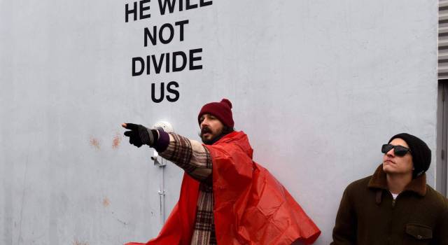 Shia LaBeouf protesta