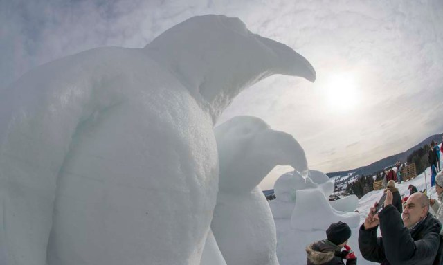 BNA01. Bernau In The Black Forest (Germany), 12/02/2017.- A picture made with a fisheye lense shows visitors stands between snow sculptures of 'Pinguine', during the Black Forest Snow sculptures festival in Bernau in the Black Forest, Germany, 12 February 2017. Artists from different country of Europe do their work of art with ice from 09 to 12 February at the Black Forest Snow sculptures festival. (Alemania) EFE/EPA/RONALD WITTEK