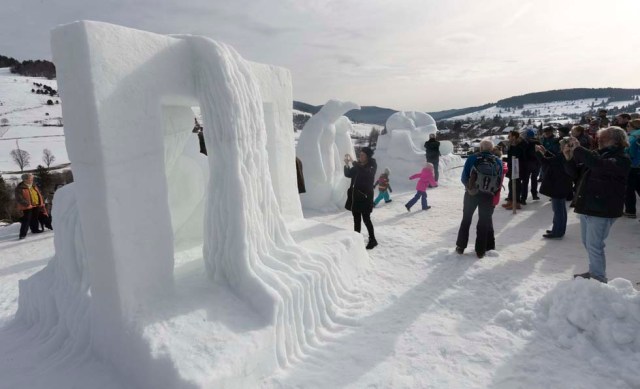 BNA10. Bernau In The Black Forest (Germany), 12/02/2017.- Visitors take pictures of snow sculptures, during the Black Forest Snow sculptures festival in Bernau in the Black Forest, Germany, 12 February 2017. Artists from different country of Europe do their work of art with ice from 09 to 12 February at the Black Forest Snow sculptures festival. (Alemania) EFE/EPA/RONALD WITTEK