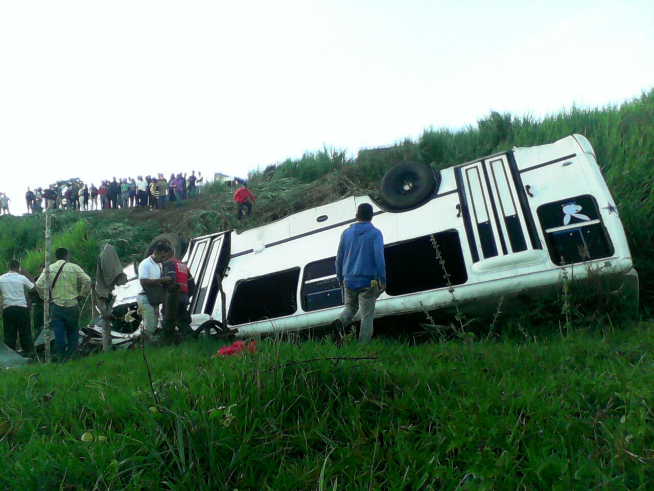 Un fallecido y varios heridos al volcar autobús en la #GMA (fotos)