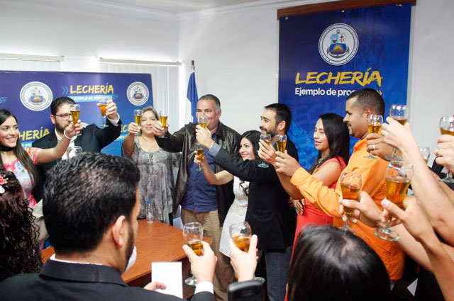 Brindis-con-los-nuevos-esposos