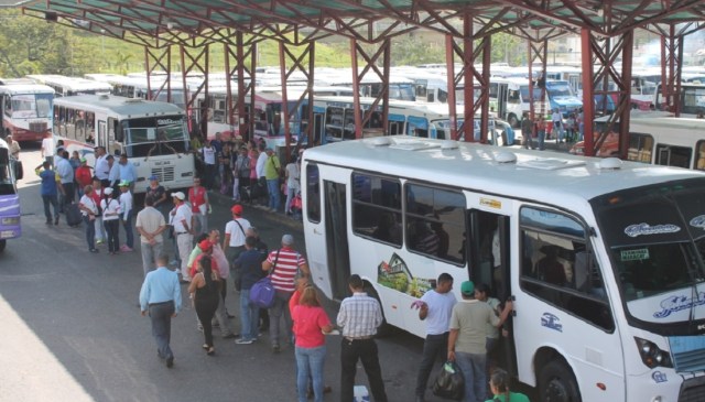 Los delincuentes abordaron el colectivo en el terminal de Charallave | Foto: Archivo