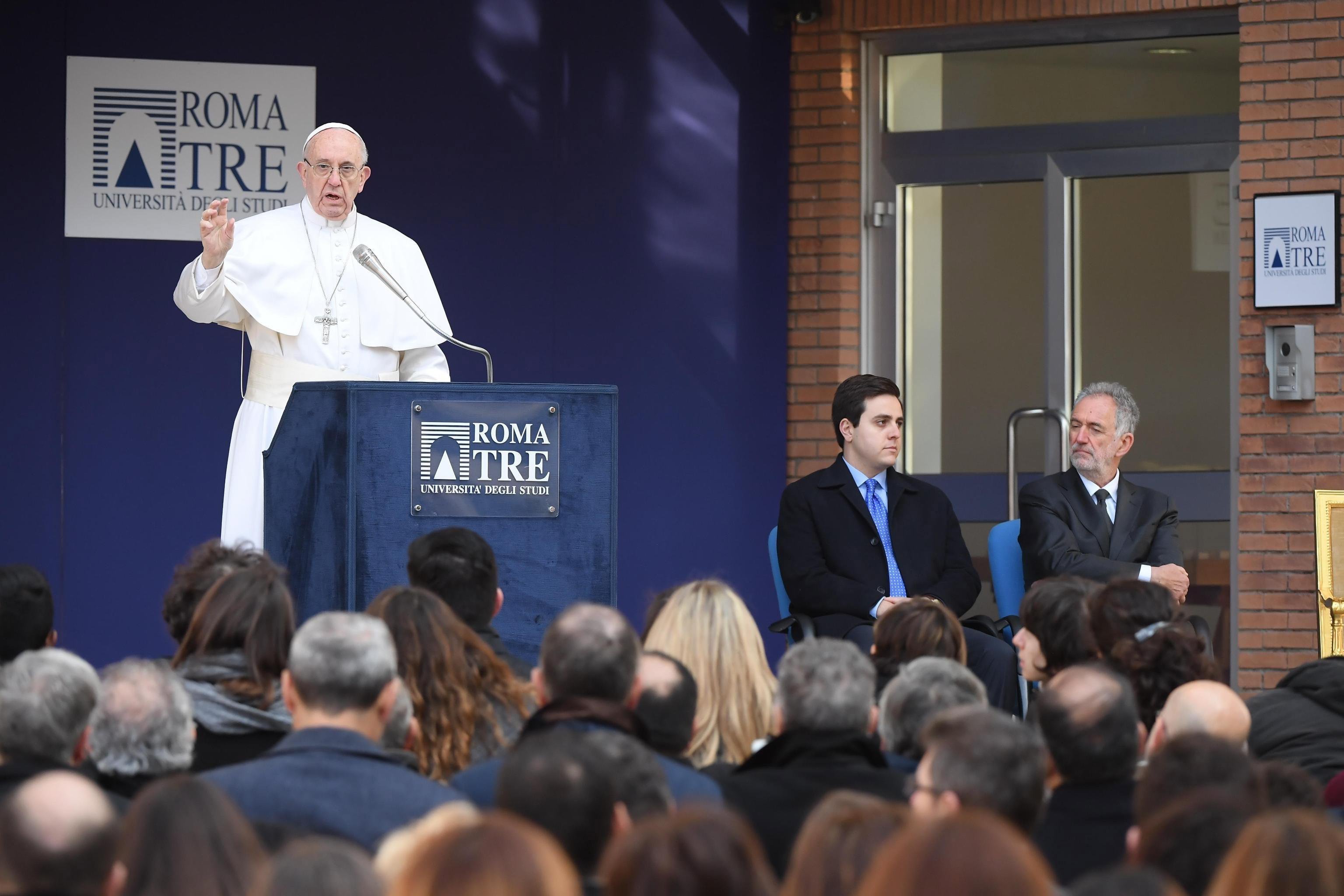 Papa pide a los universitarios dialogar sin computador y con el corazón