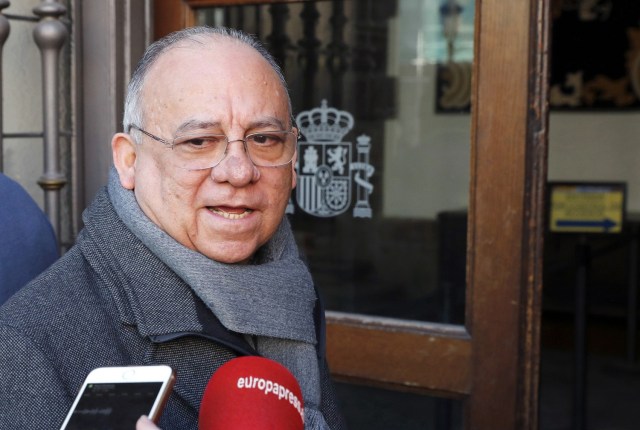 GRA126. MADRID, 17/02/2017.- El embajador de Venezuela en España, Mario Isea, atiende a los medios a su llegada al Palacio de Santa Cruz, sede del Ministerio de Exteriores, donde ha sido convocado con motivo de las palabras que el presidente venezolano, Nicolás Maduro, dirigió el jueves al jefe del Ejecutivo, Mariano Rajoy, al que llamó "bandido" y "protector de delincuentes y asesinos". Mario Isea será recibido por el secretario de Estado para Iberoamérica, Fernando García Casas. EFE/Ángel Díaz