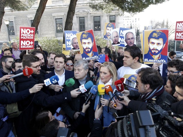 GRA041. MADRID, 18/02/2017.- La presidenta de la Comunidad de Madrid, Cristina Cifuentes (2d), junto al diputado venezolano, Lester Toledo (d); el padre de Leopoldo López, Leopoldo López Gil (2i), y el presidente de Ciudadanos, Albert Rivera (i), hace declaraciones a los medios durante el acto en defensa del líder opositor venezolano Leopoldo López celebrado hoy en la Plaza de Colón de Madrid. EFE/Javier López