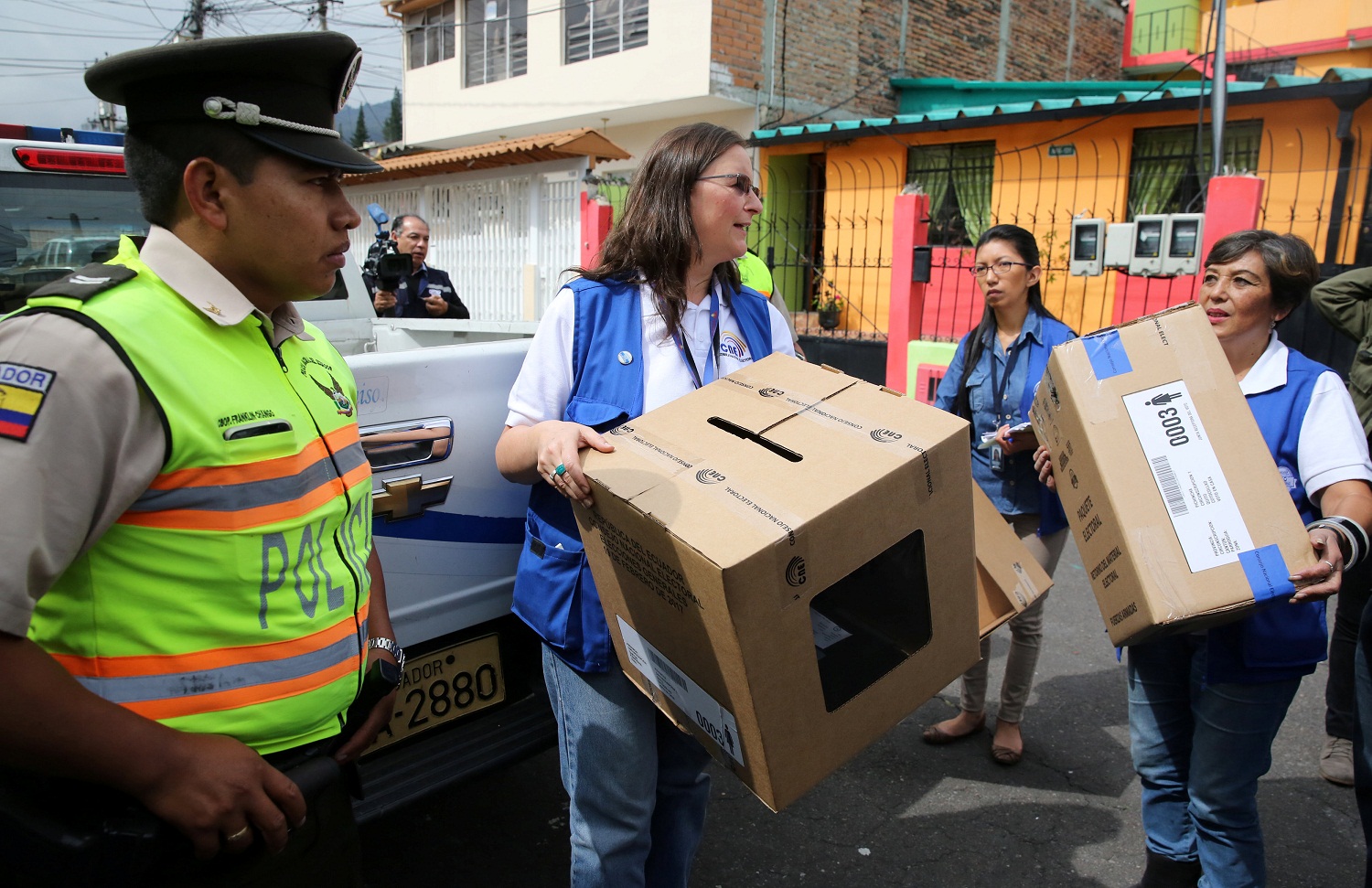 Ecuador elige entre seguir en socialismo o girar a la derecha