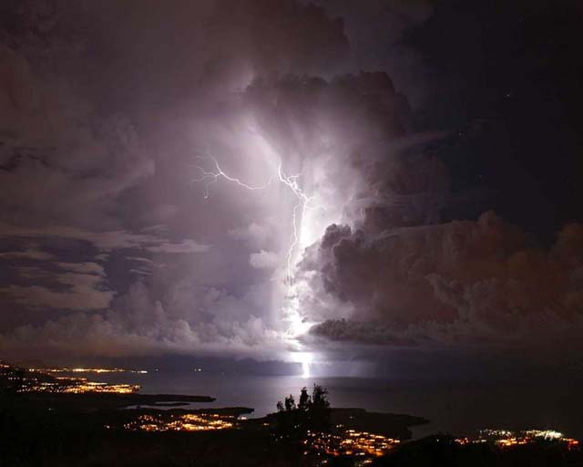 Lago de Maracaibo, Venezuela El relámpago de Catatumbo, con la mayor frecuencia de relámpagos registrada, es un fenómeno meteorológico realmente impresionante. Entre 140 y 260 noches al año, una masa de nubes de tormenta cubren el cielo cobre el lago de Maracaibo, en la desembocadura del río Catatumbo, y comienza el festival de relámpagos, que caen con una frecuencia de hasta 280 por hora. Se cree que el fenómeno es resultado del viento que sopla sobre el lago y el entorno del lugar.