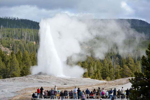 Géiser Old Faithful, Wyoming, Estados Unidos Si bien existen cientos de géisers naturales en todo el mundo, el Old Faithful del parque Yellowstone es, sin lugar a duda, el más popular. El géiser lanza saltos de agua de 32 a 56 metros cada 44 a 125 minutos, y cada erupción dura de 1,5 a 5 minutos. Se cree que cada una de estas erupción tiene unos 14.000 32.000 litros de agua hirviendo.