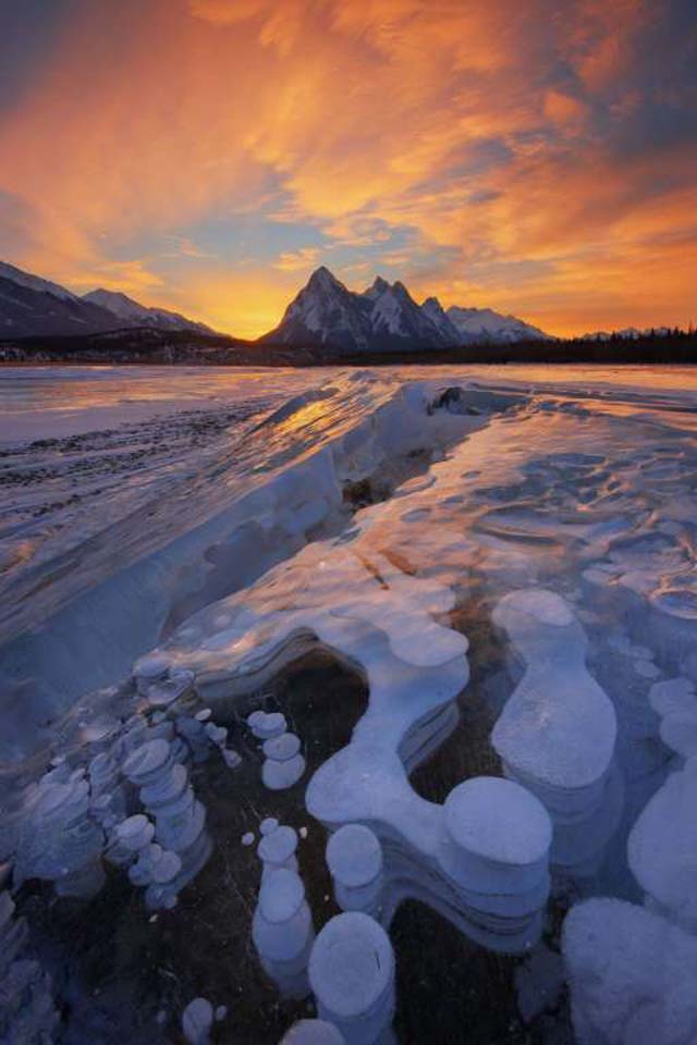 Abraham Lake, Alberta, Canadá El lago artificial, creado en 1972 en el río Saskatchewan Norte, es famoso por sus burbujas congeladas de metano, que se forma debajo del agua. El lago emana ese gas, que se congela al llegar a la superficie fría del agua. Durante el invierno, cuando la temperatura baja, las burbujas congeladas se acumulan debajo de la superficie y crean una particular estructura de formas.